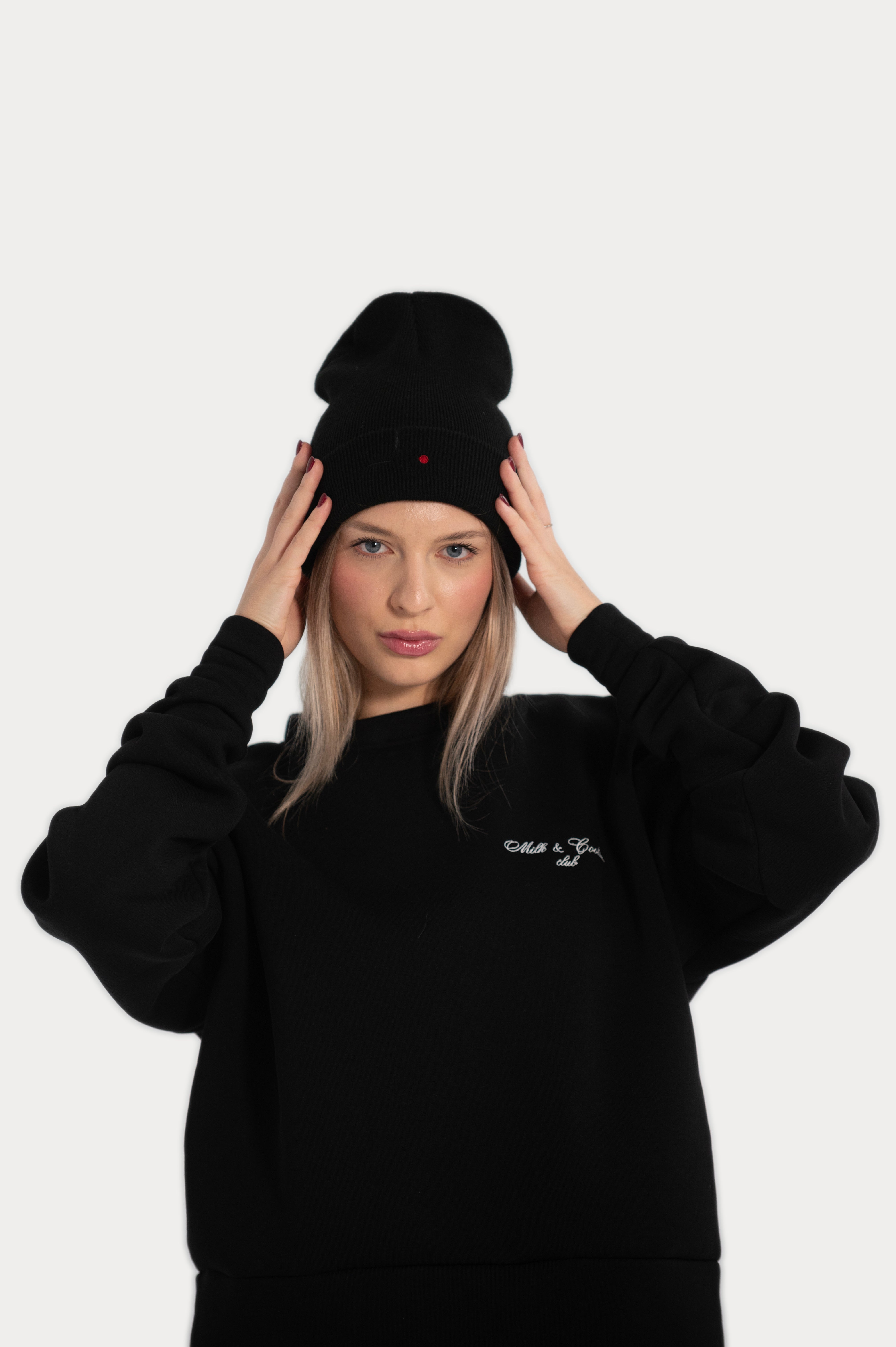 MARGOT BEANIE - BLACK